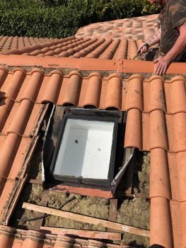 homme changeant un velux sur une toiture en tuile à Salon de Provence